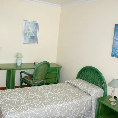 3 Bedrooms At 50 M Away From The Beach With Sea View And Furnished Terrace דירה