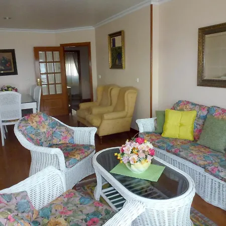 3 Bedrooms At 50 M Away From The Beach With Sea View And Furnished Terrace דירה