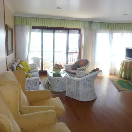 3 Bedrooms At 50 M Away From The Beach With Sea View And Furnished Terrace דירה
