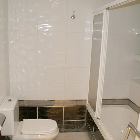 3 Bedrooms At 50 M Away From The Beach With Sea View And Furnished Terrace דירה