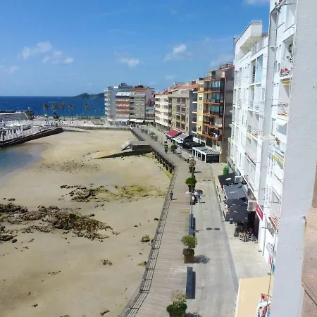 3 Bedrooms At 50 M Away From The Beach With Sea View And Furnished Terrace דירה